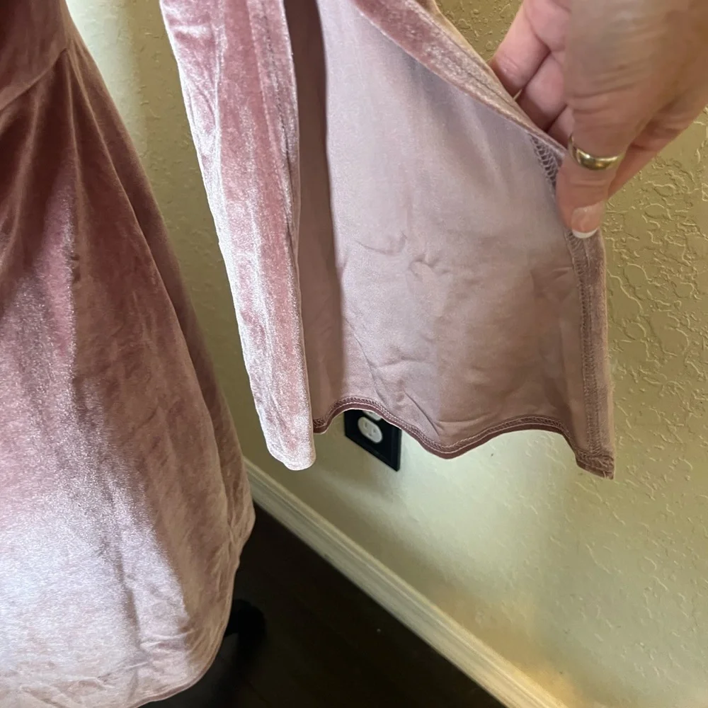 Velvet pink cold shoulder dress - Picture 2 of 3